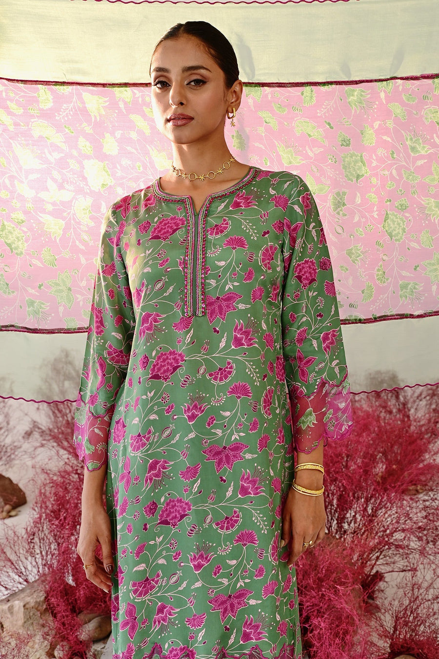 WOMEN'S GREEN AND MAGENTA CREPE & ORGANZA SHABANA STRAIGHT KURT SET