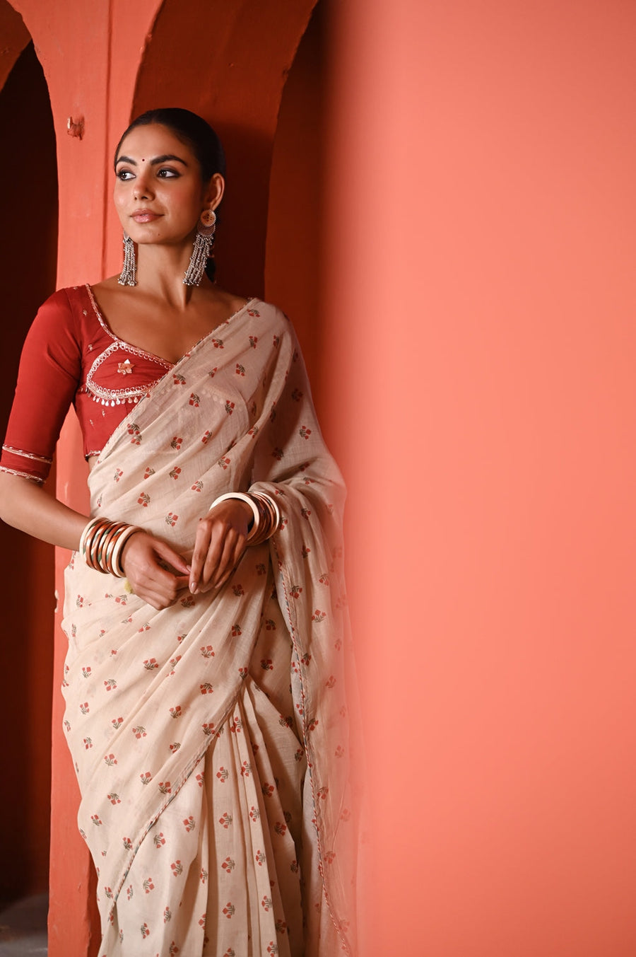 WOMEN'S BEIGE & RED CHANDERI BAGH BOOTA SAREE SET