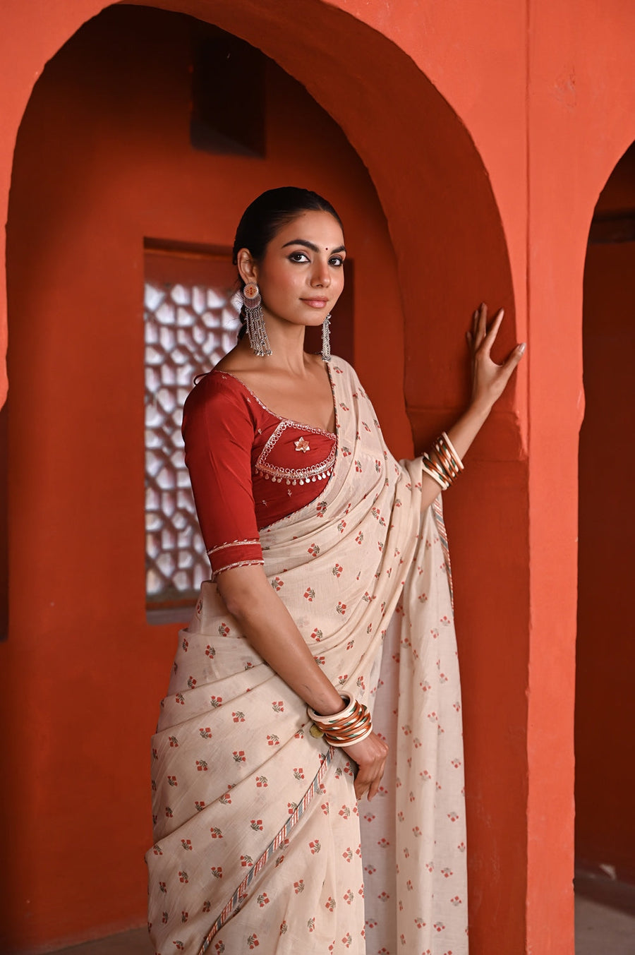 WOMEN'S BEIGE & RED CHANDERI BAGH BOOTA SAREE SET